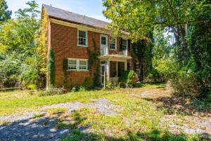 Nicholls Auction Group lists 3.12-acre Lynchburg-area property with fixer-upper brick home – image 2